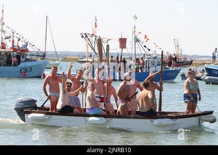 West Mersea, Großbritannien. 13. August 2022. Die West Mersea Regatta findet auf Mersea Island statt. Die Regatta wird seit 1838 fast ununterbrochen durchgeführt und wird von Freiwilligen organisiert. Teilnehmer des Sturmschiffs. Kredit: Eastern Views/Alamy Live Nachrichten Stockfoto