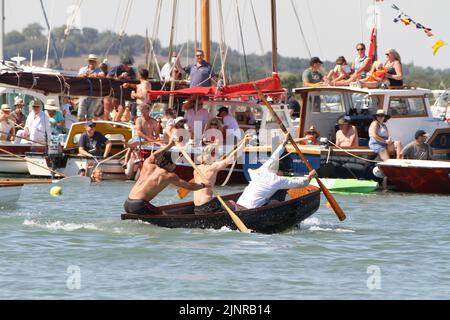 West Mersea, Großbritannien. 13. August 2022. Die West Mersea Regatta findet auf Mersea Island statt. Die Regatta wird seit 1838 fast ununterbrochen durchgeführt und wird von Freiwilligen organisiert. Das strenge erste Rennen. Kredit: Eastern Views/Alamy Live Nachrichten Stockfoto