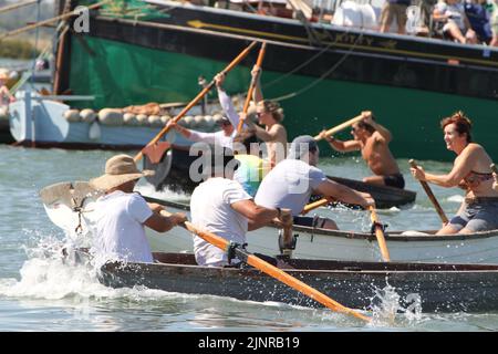 West Mersea, Großbritannien. 13. August 2022. Die West Mersea Regatta findet auf Mersea Island statt. Die Regatta wird seit 1838 fast ununterbrochen durchgeführt und wird von Freiwilligen organisiert. Das strenge erste Rennen. Kredit: Eastern Views/Alamy Live Nachrichten Stockfoto