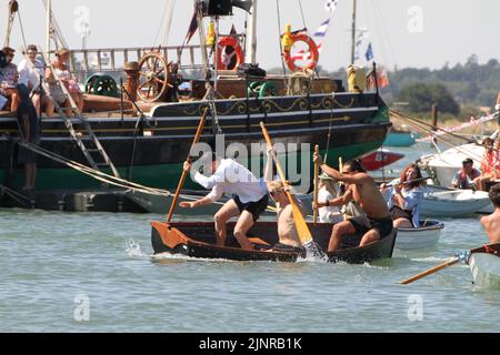 West Mersea, Großbritannien. 13. August 2022. Die West Mersea Regatta findet auf Mersea Island statt. Die Regatta wird seit 1838 fast ununterbrochen durchgeführt und wird von Freiwilligen organisiert. Das strenge erste Rennen. Kredit: Eastern Views/Alamy Live Nachrichten Stockfoto