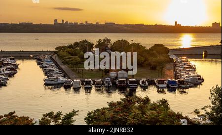 Kucukcekmece, Istanbul, Türkei - Juni 29 2022: Steinbrücke und Fischerboote am See im Stadtteil Kucukcekmece in Istanbul. Bei Sonnenuntergang Stockfoto
