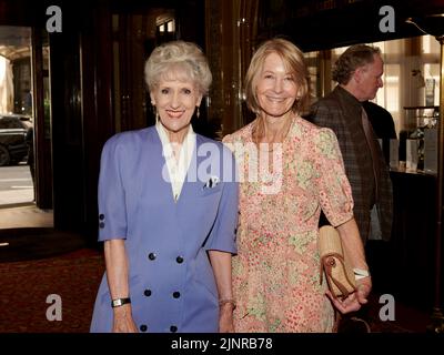 Anita Dobson & Sandra Howard, Lady Howard von Lympne beim Mittagessen zum 75.. Geburtstag der Herzogin von Cornwall Stockfoto