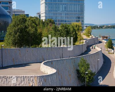 Basel, Schweiz - Juli 8 2022: Futuristischer Novartis Pavillon auf dem Campus des Pharmaunternehmens in der Stadt Basel. Novartis ist ein führendes Pharmaunternehmen für die Arzneimittelforschung und -Produkte. Stockfoto