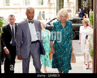 S.H. Camilla, Herzogin von Cornwall und Sir Ken Olisa beim Mittagessen zum 75.. Geburtstag von S.H. der Herzogin von Cornwall Stockfoto