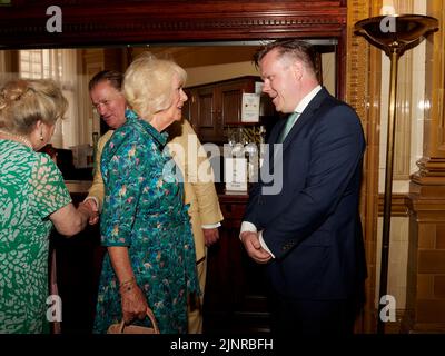 S.H. Camilla, Herzogin von Cornwall und James North beim Mittagessen zum 75.. Geburtstag von S.H. der Herzogin von Cornwall Stockfoto