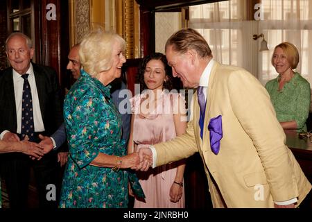 HRH Camilla, Herzogin von Cornwall und James Pembroke beim Mittagessen zum 75.. Geburtstag von HRH, der Herzogin von Cornwall Stockfoto