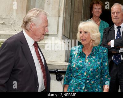 S.H. Camilla, Herzogin von Cornwall und Lord Michael Dobbs beim Mittagessen zum 75.. Geburtstag von S.H. der Herzogin von Cornwall Stockfoto