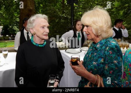 S.H. Camilla, Herzogin von Cornwall und Dame Sian Phillips beim Mittagessen zum 75.. Geburtstag von S.H. der Herzogin von Cornwall Stockfoto