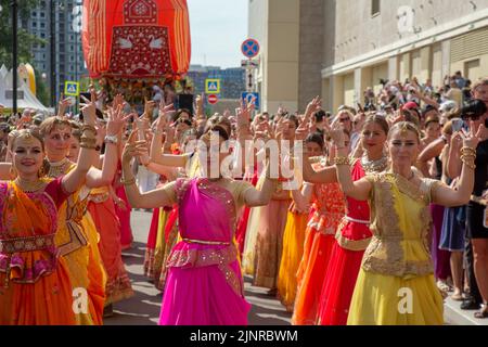 Moskau, Russland. 13. vom August 2022. Eine Menge Anhänger marschieren mit dem Hauptwagen während der Feier der Ratha Yatra Parade oder des Hindu Religious Chariot Festivals, als Teil des India Day Festivals im Dream Island Park, Russland Stockfoto