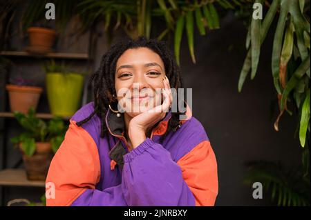 Eine stilvolle Frau aus nächster Nähe Stockfoto