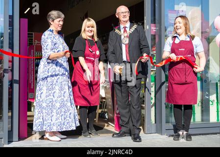 Offizielle Eröffnung eines neuen Hobbycraft-Stores in Southend on Sea, Essex, Großbritannien. Der Bürgermeister von Southend, Ratsmitglied Kevin Robinson, bei der Zeremonie zum Schneiden von Bändern Stockfoto