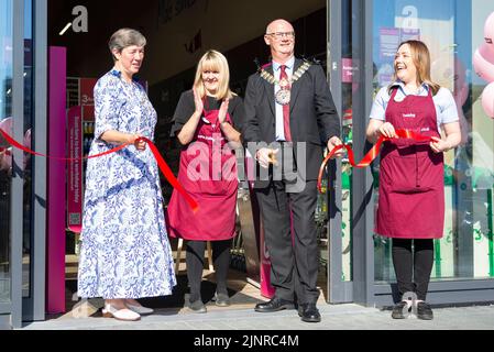 Offizielle Eröffnung eines neuen Hobbycraft-Stores in Southend on Sea, Essex, Großbritannien. Der Bürgermeister von Southend, Ratsmitglied Kevin Robinson, bei der Zeremonie zum Schneiden von Bändern Stockfoto