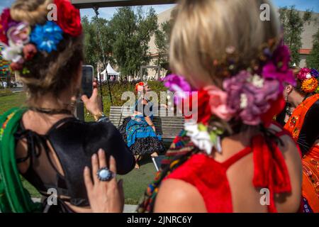 Moskau, Russland. 13. vom August 2022. Russische Frauen machen ein Foto in indischen Nationalkostümen an einem Ort des India Day Festivals, das im Dream Island Park in Moskau, Russland, stattfindet Stockfoto