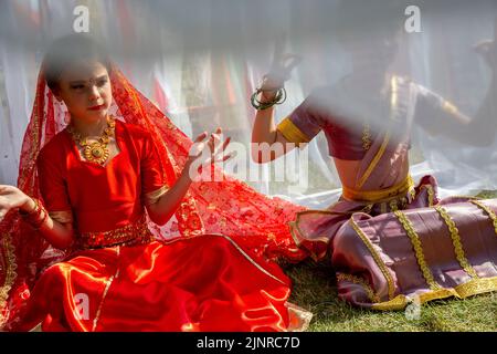 Moskau, Russland. 13. vom August 2022. Russische Mädchen machen ein Foto in indischen Nationalkostümen an einem Ort des India Day Festivals, das im Dream Island Park in Moskau, Russland, stattfindet Stockfoto