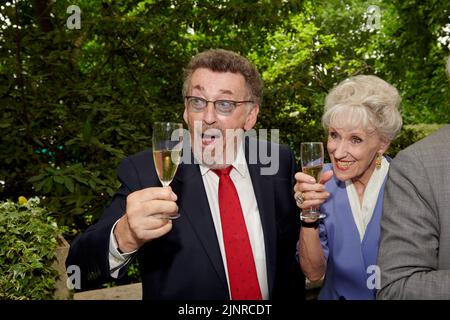 Robert Powell & Anita Dobson beim Mittagessen zum 75.. Geburtstag der Herzogin von Cornwall Stockfoto