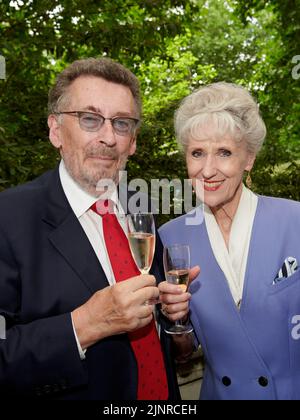 Robert Powell & Anita Dobson beim Mittagessen zum 75.. Geburtstag der Herzogin von Cornwall Stockfoto