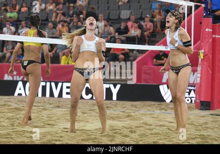 Hamburg, Deutschland. 13. August 2022. Beach Volleyball, Beach Pro Tour, Stadion am Rothenbaum. Tanja Hüberli (r) und Nina Brunner aus der Schweiz jubeln nach ihrem Sieg. Quelle: Michael Schwartz/dpa/Alamy Live News Stockfoto