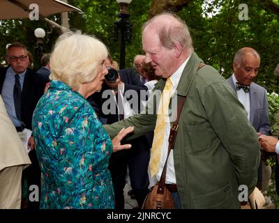 HRH Camilla, Herzogin von Cornwall & Sir Michael Morpurgo beim Mittagessen zum 75.. Geburtstag von HRH, der Herzogin von Cornwall Stockfoto