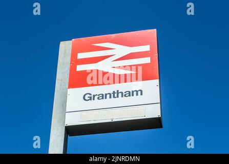 GRANTHAM, ENGLAND - 26. Juni 2022: Schild des Grantham National Rail Train Station in Lincolnshire Stockfoto