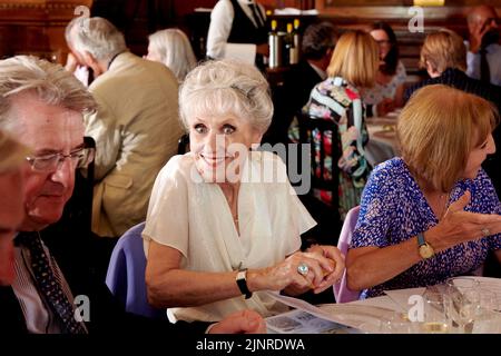 Anita Dobson beim Mittagessen zum 75.. Geburtstag der Herzogin von Cornwall Stockfoto