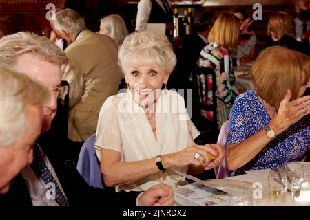 Anita Dobson beim Mittagessen zum 75.. Geburtstag der Herzogin von Cornwall Stockfoto