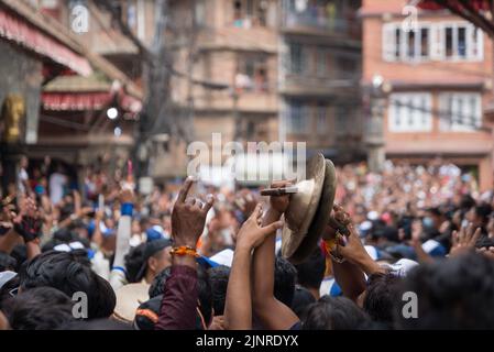 Kathmandu, Nepal. 13. August 2022. Ein Teilnehmer hat während des Festivals gesehen, wie er ein Musikinstrument spielte. Die Menschen feiern Gai Jatra oder Kuhfest in Erinnerung an die verstorbenen Seelen im vergangenen Jahr für Rettung und Frieden. Es wird angenommen, dass Kühe die verstorbenen Seelen dazu führen, den Fluss zu überqueren, um in den Himmel zu gelangen. (Foto von Bivas Shrestha/SOPA Images/Sipa USA) Quelle: SIPA USA/Alamy Live News Stockfoto