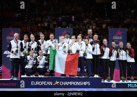 München, Italien. 13. August 2022. Mannschaftsmedaillenzeremonie während der Europameisterschaft der künstlerischen Gymnastik der Frauen - Senior Womenâ&#x80;&#X99;s Mannschaftsfinale, Gymnastik in München, Italien, August 13 2022 Quelle: Independent Photo Agency/Alamy Live News Stockfoto