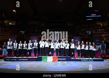 München, Italien. 13. August 2022. Mannschaftsmedaillenzeremonie während der Europameisterschaft der künstlerischen Gymnastik der Frauen - Senior Womenâ&#x80;&#X99;s Mannschaftsfinale, Gymnastik in München, Italien, August 13 2022 Quelle: Independent Photo Agency/Alamy Live News Stockfoto