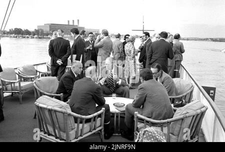 Die USS Sequoia (AG-23), 1975. Präsident Gerald R. Ford veranstaltet ein informelles Abendessen und eine Kabinettssitzung an Bord der Yacht. Offizielles Foto des Weißen Hauses. Stockfoto
