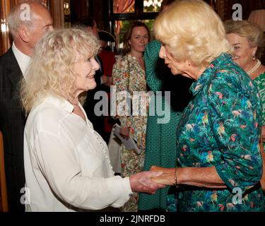 Petula Clark; HRH Camilla, Herzogin von Cornwall beim Mittagessen zum 75.. Geburtstag von HRH, der Herzogin von Cornwall Stockfoto