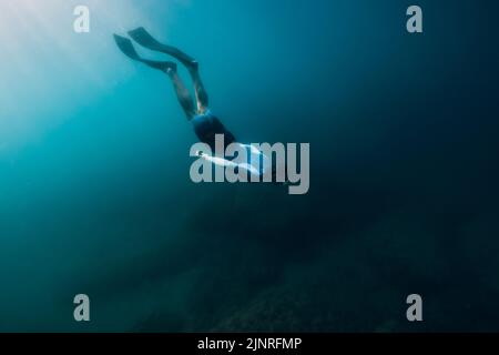 07. August 2021. Varna, Bulgarien. Männer Freitaucher tauchen mit Flossen im Meer. Freitauchend unter Wasser in transparentem Meer Stockfoto