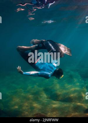 07. August 2021. Varna, Bulgarien. Männer Freitaucher tauchen mit Flossen im Meer. Freitauchend unter Wasser in transparentem Meer Stockfoto