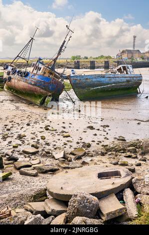 Verlassene Fischerboote im Jubilee Dock, Fleetwood bei Ebbe im Sommer Stockfoto