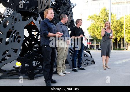 Wien, Österreich. Klangskulptur „The Morning Line“ am Schwarzenbergplatz in Wien. Im Bild Francesca Habsburg (R) Stockfoto