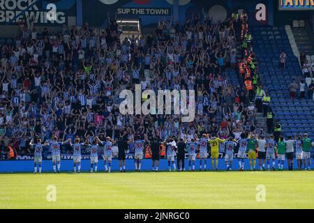 Huddersfield, Großbritannien. 13. August 2022. Spieler von Huddersfield Town feiern ihren Sieg mit ihren Fans in Huddersfield, Großbritannien am 8/13/2022. (Foto von Steve Flynn/News Images/Sipa USA) Quelle: SIPA USA/Alamy Live News Stockfoto