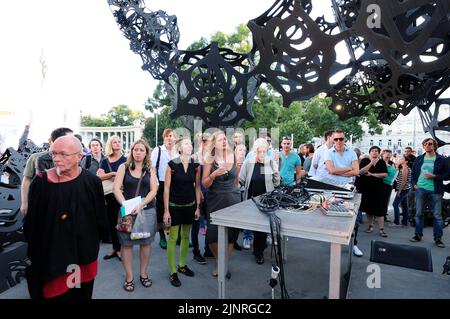 Wien, Österreich. Klangskulptur 'The Morning Line' am Schwarzenbergplatz in Wien. Auf dem Bild Fiona THYSSEN BORNEMISZA und Henca Habsburg Stockfoto