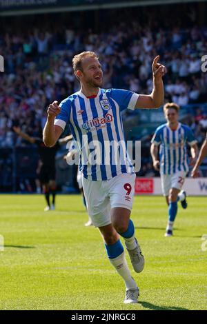 Huddersfield, Großbritannien. 13. August 2022. Jordan Rhodes #9 von Huddersfield Town feiert am 8/13/2022 in Huddersfield, Großbritannien einen Torreigen. (Foto von Steve Flynn/News Images/Sipa USA) Quelle: SIPA USA/Alamy Live News Stockfoto