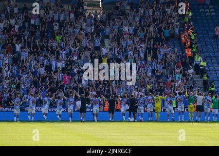 Huddersfield, Großbritannien. 13. August 2022. Spieler von Huddersfield Town feiern ihren Sieg mit ihren Fans in Huddersfield, Großbritannien am 8/13/2022. (Foto von Steve Flynn/News Images/Sipa USA) Quelle: SIPA USA/Alamy Live News Stockfoto