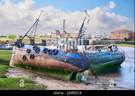 Verlassene Fischerboote im Jubilee Dock, Fleetwood bei Ebbe im Sommer Stockfoto