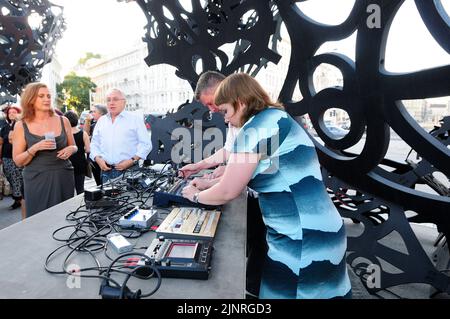 Wien, Österreich. Klangskulptur „The Morning Line“ am Schwarzenbergplatz in Wien. Im Bild Francesca Habsburg (L) Stockfoto