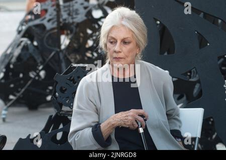 Wien, Österreich. Klangskulptur 'The Morning Line' am Schwarzenbergplatz in Wien. Im Bild Fiona THYSSEN BORNEMISZA Stockfoto