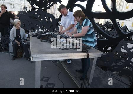 Wien, Österreich. Klangskulptur „The Morning Line“ am Schwarzenbergplatz in Wien. Im Bild Fiona THYSSEN BORNEMISZA (L) Stockfoto