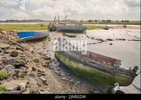 Verlassene Fischerboote im Jubilee Dock, Fleetwood bei Ebbe im Sommer Stockfoto