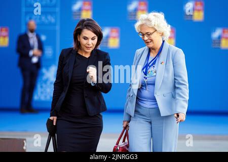 Madrid, Spanien. 30.. Juni 2022. (LR): Bundesaußenministerin Annalena Baerbock und Bundesverteidigungsministerin Christine Lambrecht haben auf der Ebene der Staats- und Regierungschefs beim NATO-Gipfel den Gang zur Arbeitssitzung der Nordatlantikvertragsorganisation aufgezeichnet. Madrid, 06/30/2022. Kredit: dpa/Alamy Live Nachrichten Stockfoto