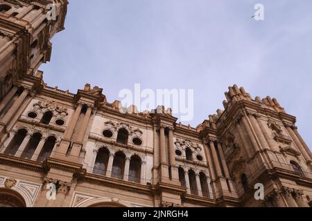Symmetrisches Fragment der Architektur des Domturms. Die Kathedrale von Malaga ist ein nationales Wahrzeichen. Altstadt von Malaga, Andalusien, südl Stockfoto