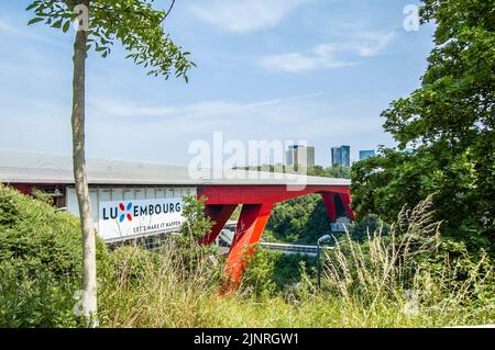 LUXEMBURG - 19. Juni 2022: Ansicht der Großherzogin Charlotte Brücke in Luxemburg Stockfoto