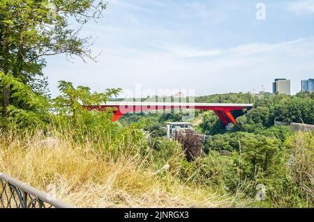 LUXEMBURG - 19. Juni 2022: Ansicht der Großherzogin Charlotte Brücke in Luxemburg Stockfoto