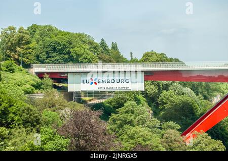 LUXEMBURG - 19. Juni 2022: Ansicht der Großherzogin Charlotte Brücke in Luxemburg Stockfoto