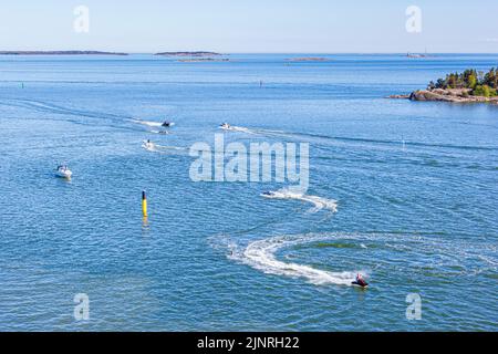 Jet Skis und Schnellboote im Finnischen Meerbusen vor Helsinki, Finnland Stockfoto