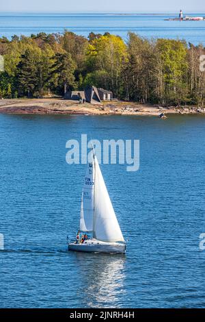 Eine Yacht, die im Finnischen Meerbusen vor Helsinki, Finnland, segelt Stockfoto